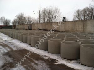 погрузка колец для колодца