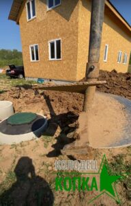 фото процесса бурения септика из колец